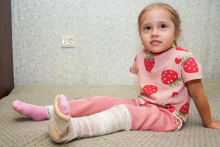 У Нурии Галимовой врожденная аномалия развития левой ноги. Чтобы девочка не испытывала боль и нормально ходила, ей нужно многоэтапное хирургическое лечение и курсы реабилитации