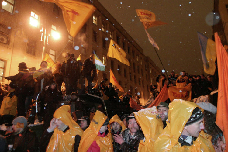 Первый раз призыв выйти на площадь появился во время выборов президента Украины в 2004 году. Те события тогда назвались «оранжевой революцией