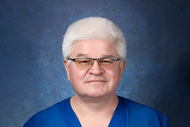 Шамиль Исмагилов — доцент кафедры КГМУ, один из лидеров гортанной и трахеальной хирургии при хронических стенозов