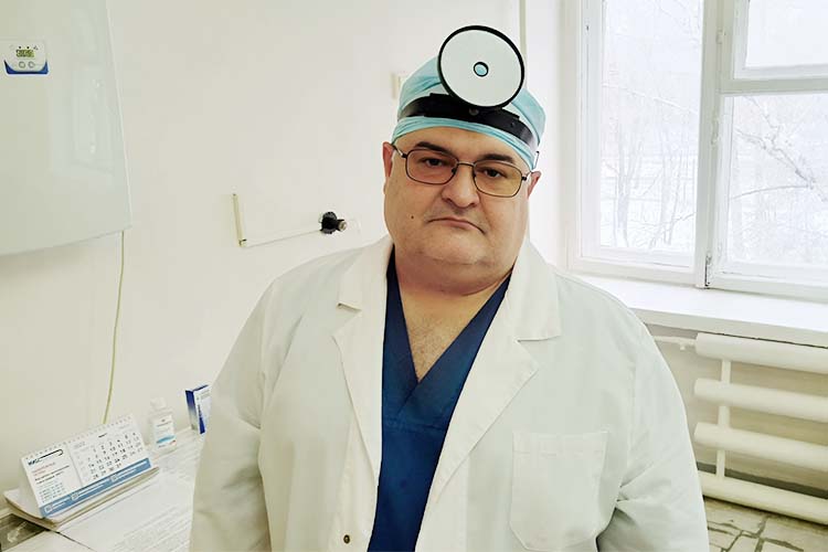 Рамиль Закиров — опытный отоларинголог со стажем более 20 лет. Ежегодно в лор-отделении Нижнекамской ЦРБ проходят лечение около тысячи пациентов