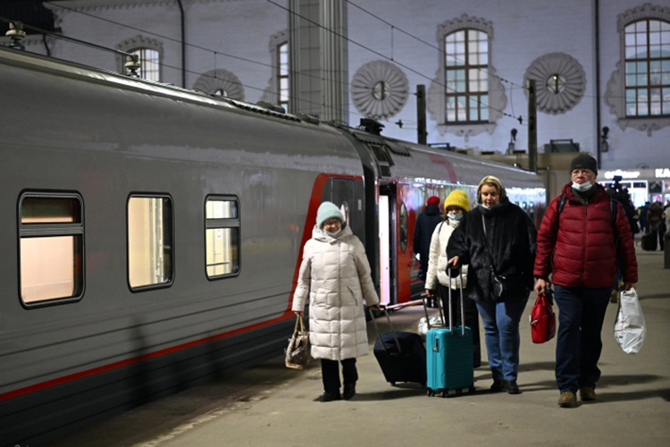 На поезд Москва-Казань на 30 декабря все места уже раскуплены, а на самолете лететь дорого — минимум 10 тысяч в одну сторону