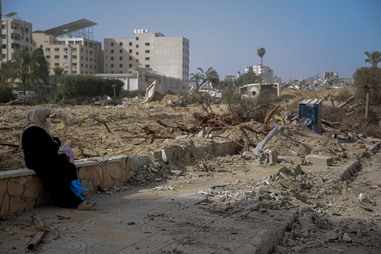 «Израиль хочет себе территорию Газы забрать, как я слышала, хотят ее зачистить и построить себе туристический город, а землю отдать своим воинам, которые сейчас воюют»