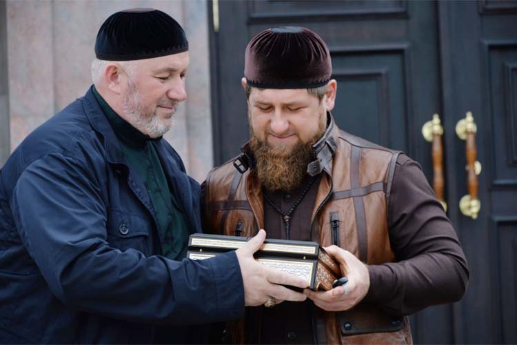 Рамзан Кадыров (справа): «Если в вопросах анализа религиозной литературы не начнут привлекать компетентных экспертов, я боюсь, что мусульмане не будут чувствовать себя в России как дома. И тут религия уже предписывает мусульманину действовать совершенно по-другому»