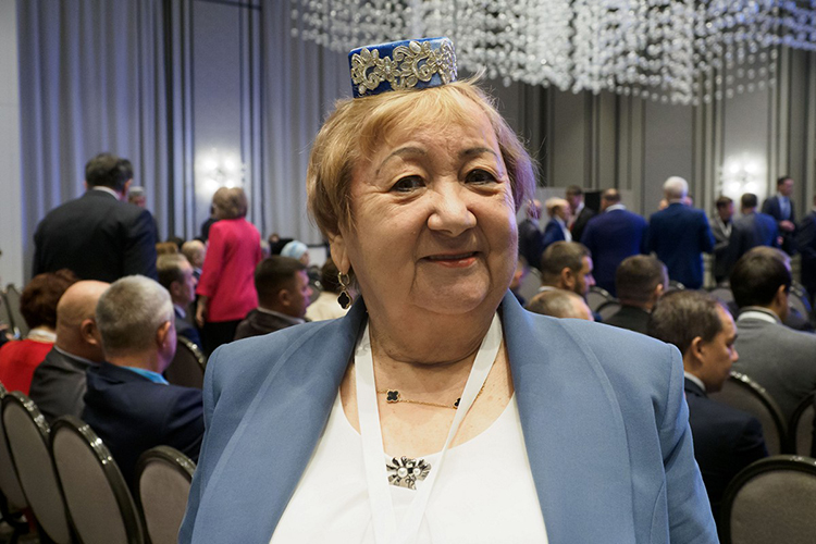 Сотрудники ВКТ знакомят нас с Флюрой Миликеевой, приехавшей из Казахстана, она председатель татарского культурного центра в городе Уральске