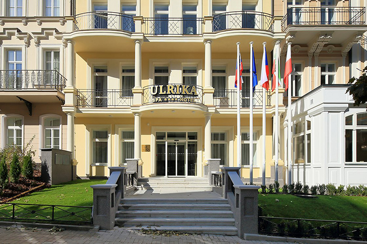 4-звездочный отель расположен в здании XIX века в курортном центре Карловых Вар на одной из самых живописных улиц в центральной части курорта, в 3-5 минутах ходьбы до минеральных источников