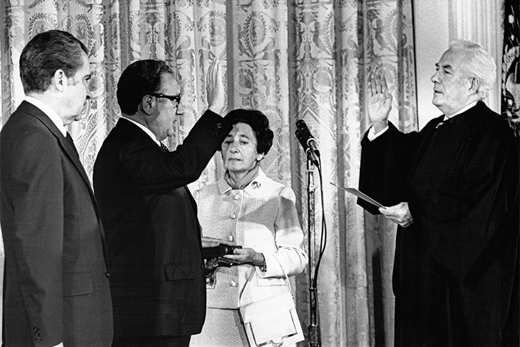 22 сентября 1973 года, Вашингтон, округ Колумбия, США: Генри Киссинджер (второй слева) принимает присягу в качестве 56-го государственного секретаря (Ричард Никсон (слева) и мать Киссинджера Паула (справа в центре)