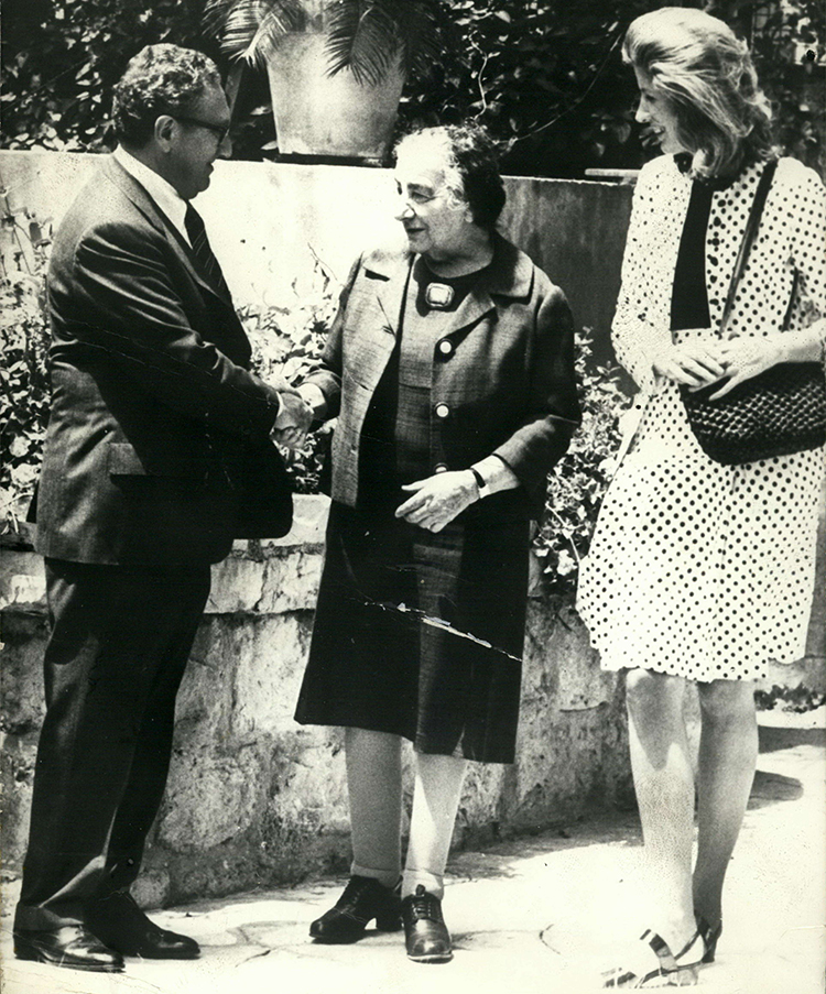 Киссинджер с премьер-министром Израиля Голдой Меир (в центре) и женой Нэнси (справа)