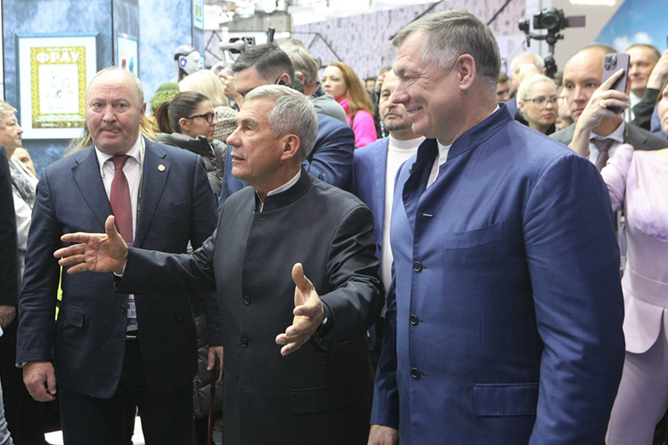 Организаторы ждали самых почетных гостей ВДНХ — вице-премьера РФ Марата Хуснуллина и президента РТ Рустама Минниханова