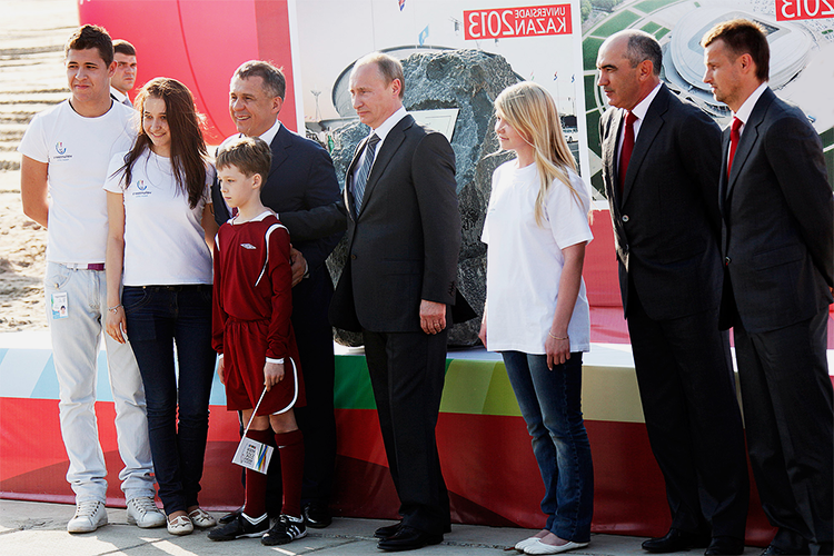 Торжественная церемония закладки первого камня вфундамент стадиона с участием председателя правительства России Владимира Путина и президента Татарстана Рустама Минниханова. 5 мая2010 года