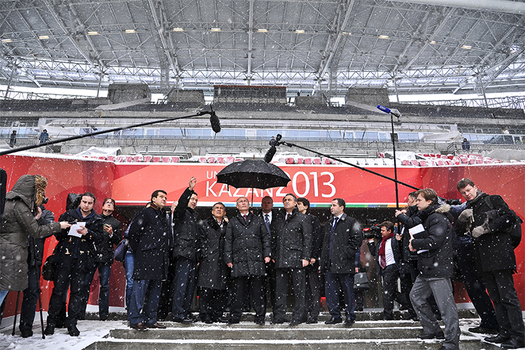 Владимир Путин посетил строительство стадиона в  сопровождении Рустама Минниханова и Ильдара Халикова. 19 марта 2013 года