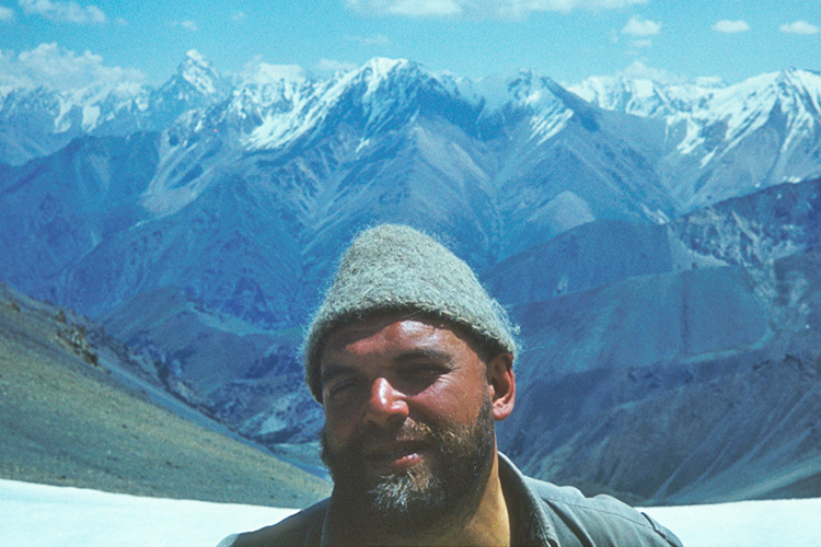 Джемаль на фоне снежных горных пиков, 1987 г.
