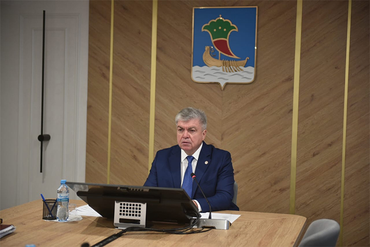 Аппаратное совещание мэр Челнов Наиль Магдеев начал с главной темы последних дней — пожаре на авторынке «Гараж-500»