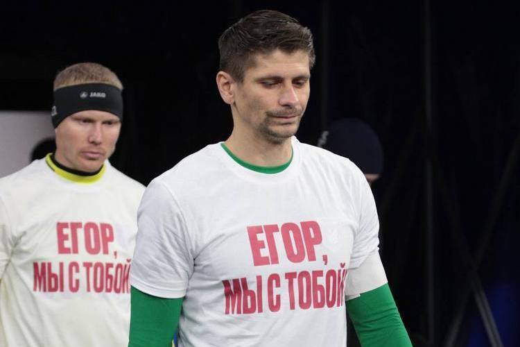 На построение футболисты казанцев вышли в майках с надписью: «Егор, мы с тобой». Эта акция в поддержку защитника «Рубина» Егора Тесленко, который получил травмировался в матче с «Сочи»