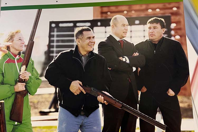 Отлично стреляет руководитель аппарата раиса РТ и бывший глава МВД Татарстана Асгат Сафаров. Он же показывает отличные результаты на стендовой стрельбе, как и сам президент Татарстана Рустам Минниханов