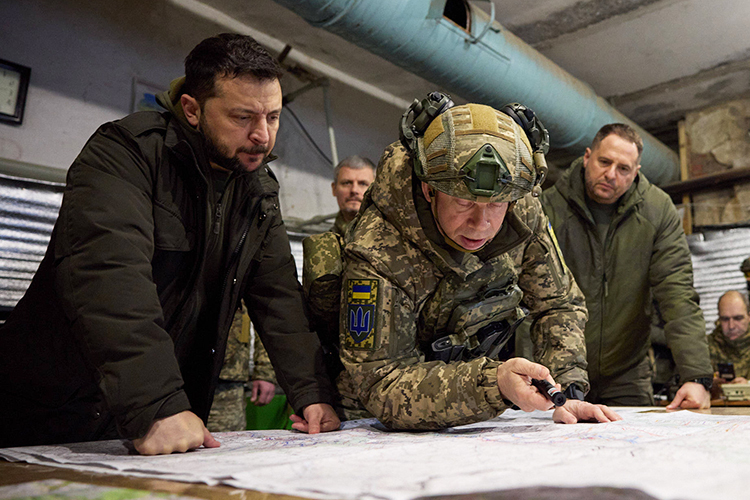 Президент Украины Владимир Зеленский фактически дезавуировал свои же высказывания и заявил о переходе от наступления к стратегической обороне, о чем сообщило издание JungeWelt