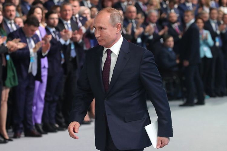 Путин уже занимает пост президента дольше, чем любой другой правитель России со времен Иосифа Сталина, опередив даже 18-летний срок правления Леонида Брежнева, пишет в пятницу Reuters