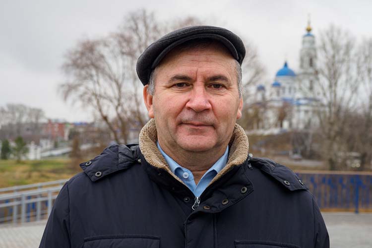 Равиль Мазгутов: «Сейчас все это перекрашивать — а есть ли смысл? Со временем все равно выцветет [дом] и тот же самый [спокойный] желтый цвет будет»