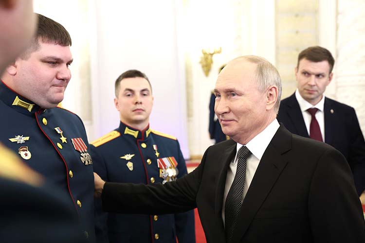 Путин объявил о том, что будет участвовать в президентских выборах церемонии вручения медалей «Золотая Звезда» в Кремле накануне Дня Героев Отечества