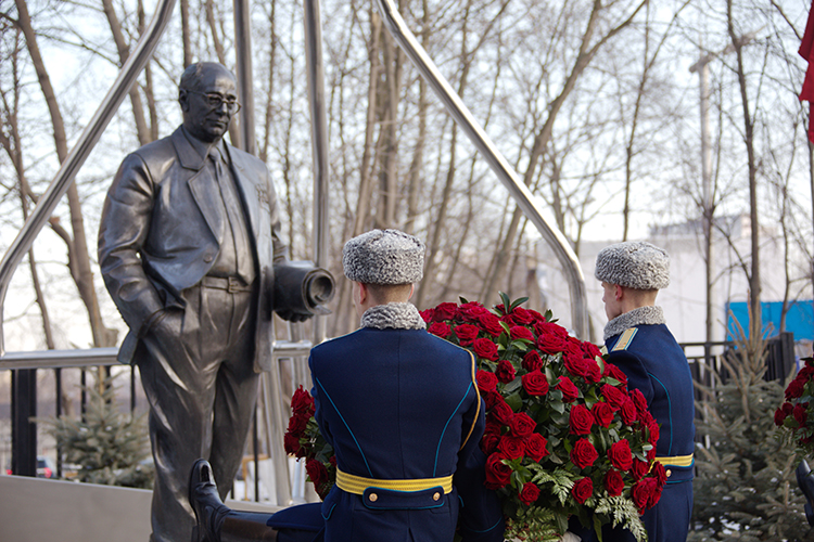 В октябре «Туполеву» исполнился 101 год. В прошлом году в сквере рядом со зданием ОКБ открыли памятник Андрею Туполеву