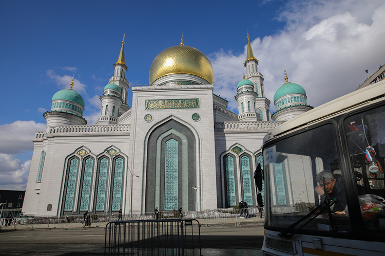 Сейчас в Москве действуют четыре крупных мечети. Самая большая — Соборная в Выползовом переулке, которая открылась после реконструкции в 2015 году