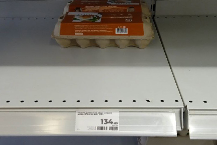 В соседнем «Магните» полки с яйцами тоже не манят покупателей дешевизной. Красная упаковка яиц от фирмы «Деревенька» стоит 134,89 рубля, большая упаковка сразу на 30 яиц обойдется уже в 399,99 рубля