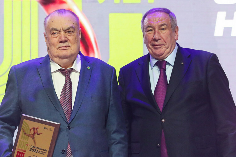 Президента клуба и персону года в спорте 2023 года по версии «БИЗНЕС Online» Евгения Богачёва наградили в номинации «Преданность спорту»