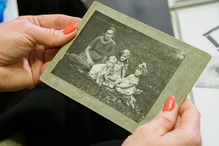 На фото – Надежда Михайловна (крайняя справа) с мамой, старшей сестрой и младшим братом