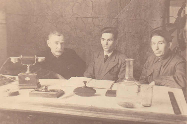 Александр Алексеевич Гришин (в середине) на комбинате. Фото сделано между 1940 и 1947 годами