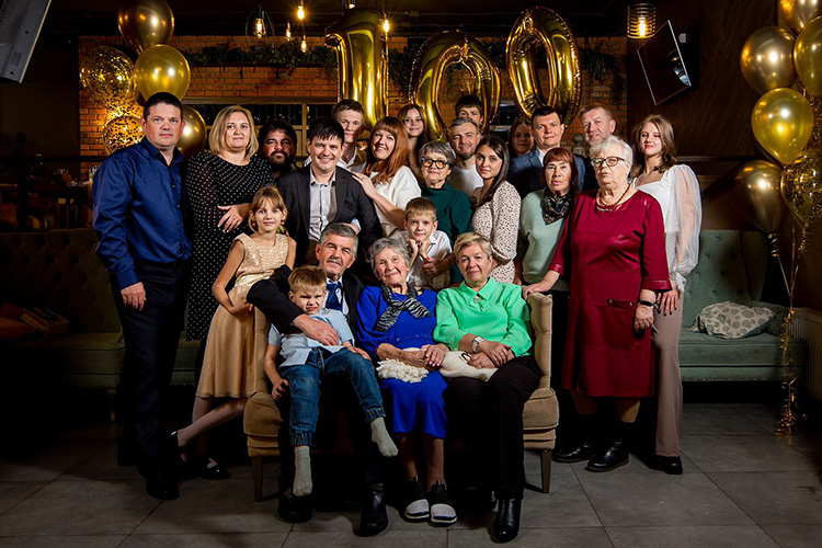Надежда Михайловна окружена заботой и любовью большой семьи – своих детей, шести внуков и восьми правнуков