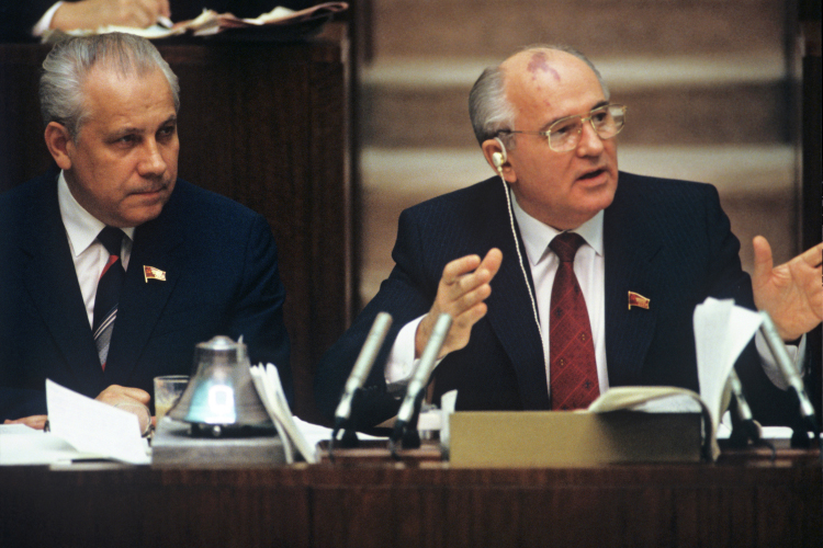 «Что до Горбачева, то у него тоже созрел замысел принять новую Конституцию СССР, которая бы учитывала все происходящие в стране перемены»