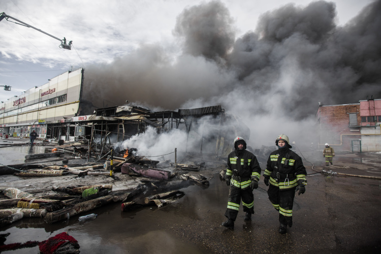 Еще одна крупная трагедия случилась спустя два года, весной 2015-го. Днем 11 марта поступило сообщение о пожаре в ТЦ «Адмирал» в Кировском районе Казани