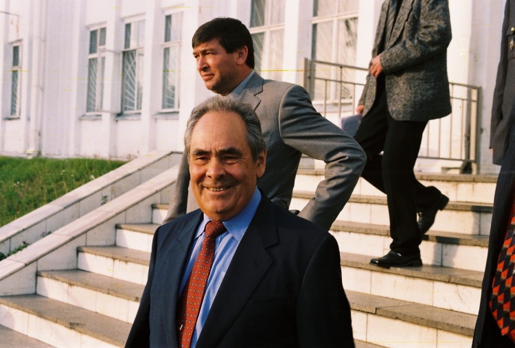Пять лет Хабибуллин служил главным «телохранителем» Шаймиева, пока в 2007-м его не назначили его главой МЧС Татарстана