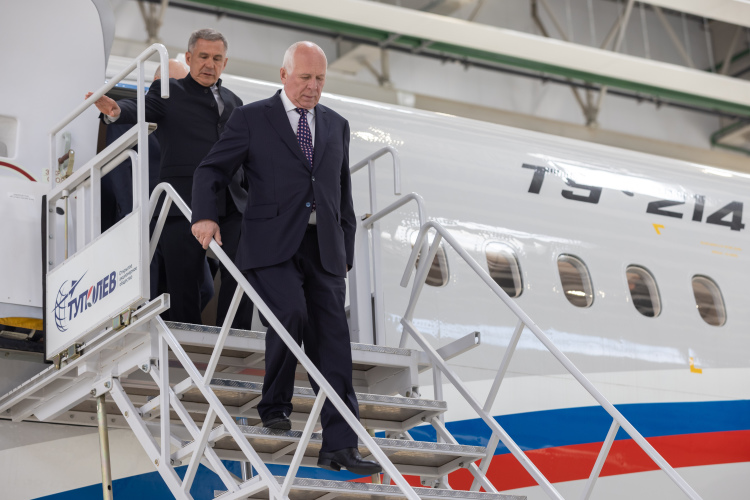 На интерес к Ту-214 как к бизнес-джету указывал гендиректор «Ростеха» Сергей Чемезов