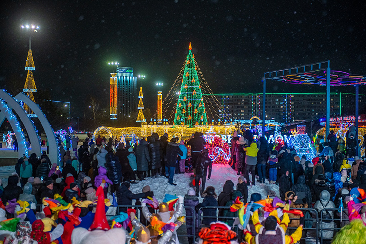 По традиции главной новогодней площадкой Набережных Челнов 31 декабря станет площадь Азатлык, где вечером пройдет представление «Ночь счастливых надежд»