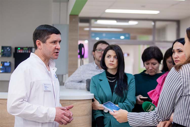 Мансур Китаев провел представителям СМИ экскурсию по четырехэтажной поликлинике № 6 в Дербышках
