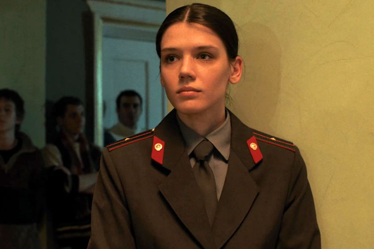 Поверить в то, что младший лейтенант из детской комнаты милиции в Казани конца 1980-х могла выглядеть так, как актриса и модель Анастасия Красовская, сыгравшая роль Ирины, довольно сложно