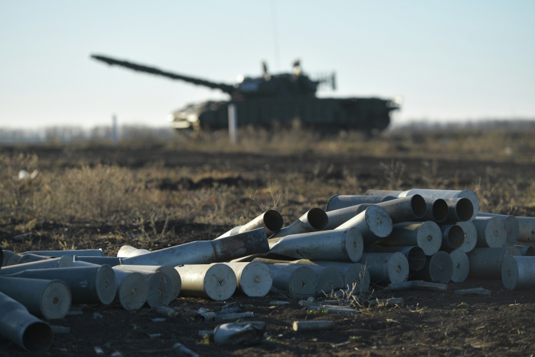 События в районе Донецка остаются наиболее напряженными на всей линии боевого соприкосновения. Так, в районе Соледара российские части ведут наступление по всей линии фронта