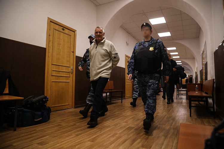 Прошло еще часа полтора, когда, наконец, в коридоре Басманного суда появился Ханбиков в сопровождении приставов с овчаркой. Обвиняемый на удивление улыбался