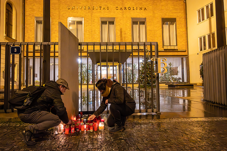 Правительство Чехии объявило 23 декабря днем национального траура после массовой стрельбы в здании философского факультета Карлова университета в Праге