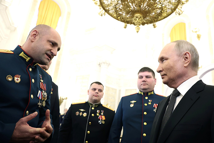 «Участие Артема Жоги (слева) в выдвижения Путина на выборы и в его штабе только подчеркивает значимость СВО для президента»