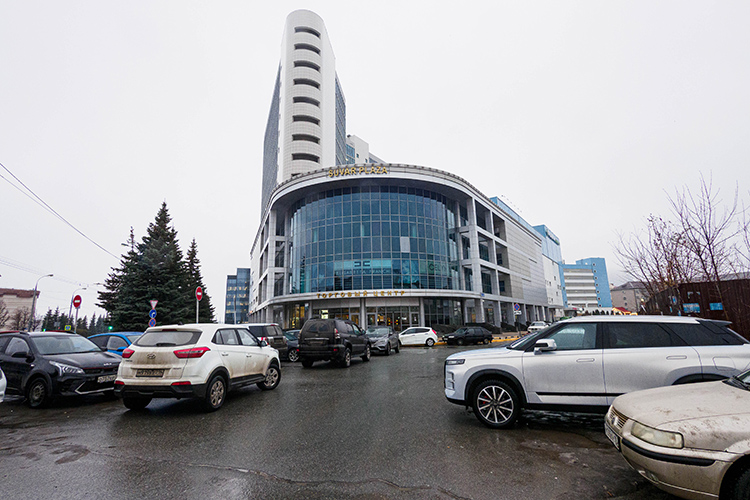 ТЦ «Сувар плаза», подконтрольный Ак Барс Банку, накануне продали одной из казанской девелоперской компаний. Стоимость объекта оценивается как минимум в 3-3,5 млрд рублей. В периметр сделки вошло как само здание, так и участок под ним