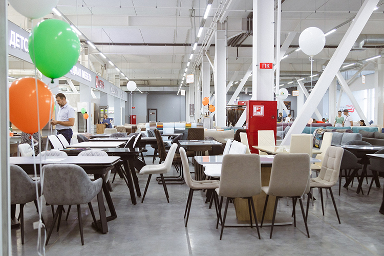 Центр «Мебель и точка!» расположился на 3 тыс. кв. метров площадей, где работают более 50 производителей