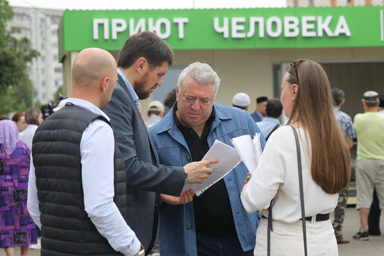 В 2021 году Ирек Богуславский выступил инициатором создания в Казани пунктов горячего питания для всех нуждающихся. Этот проект был реализован совместно с «Приютом человека»