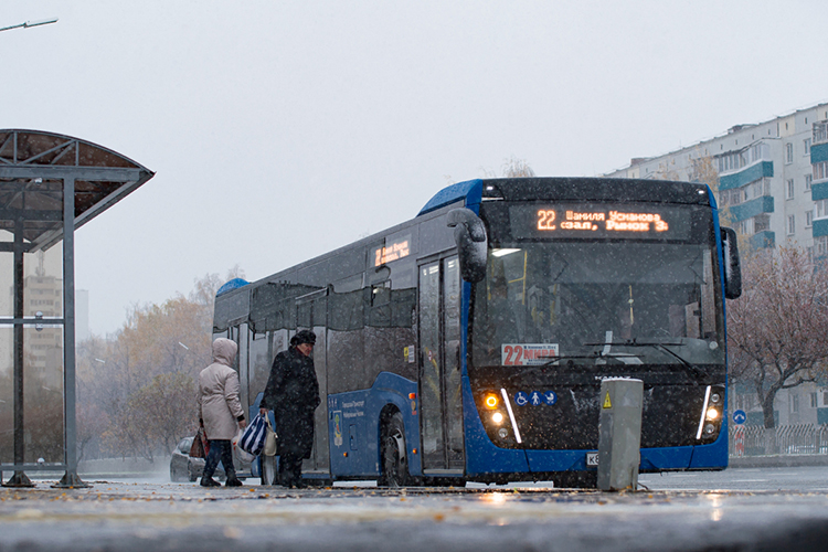 Магдеев напомнил, что в этом году за свои деньги город приобрел 24 автобуса большой вместимости. 2024 год принесет еще больше радости — автопарк увеличится еще на 90 единиц