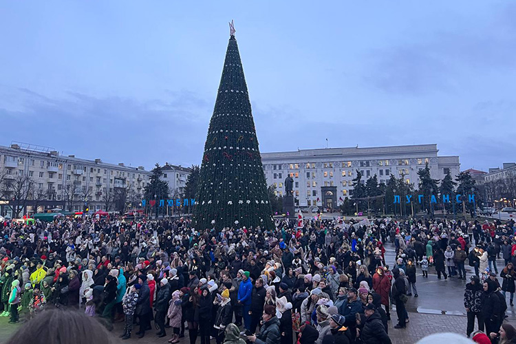 Главное из событий — открытие городской луганской елки на Театральной площади