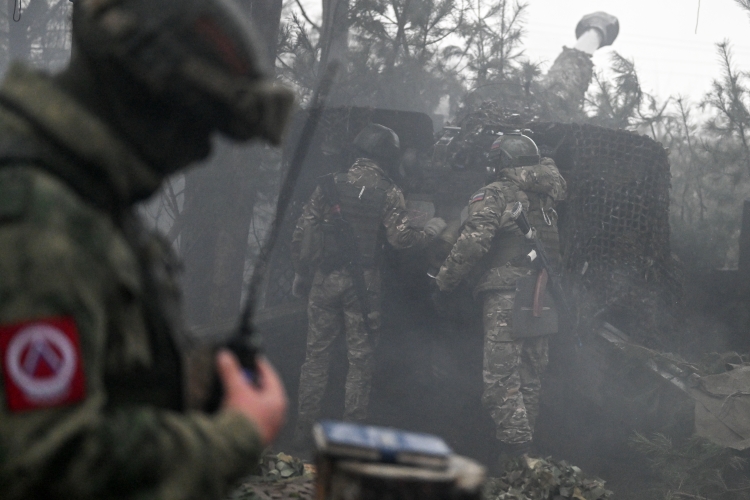 На юге от Серебрянского лесничества части войск РФ атакуют в сторону реки Северский Донец, пытаясь оттеснить противника на другой берег