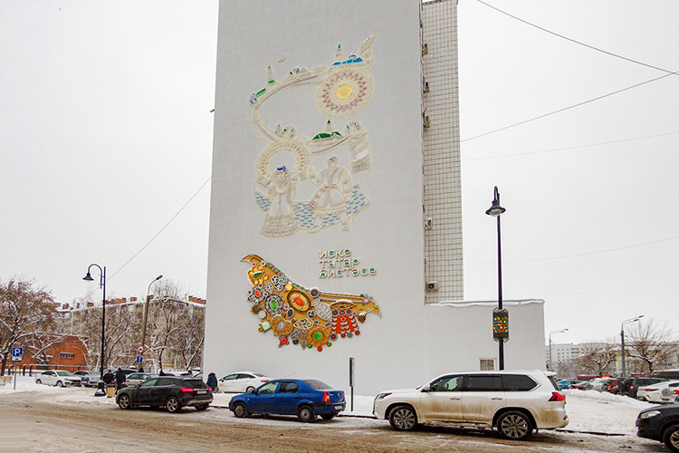 Новый арт-объект, представляющий собой огромное хаситэ — старинное татарское женское украшение. Объект создали из металла и стекла. Из-за нитрида титана хаситэ переливается золотым и серебряным цветами