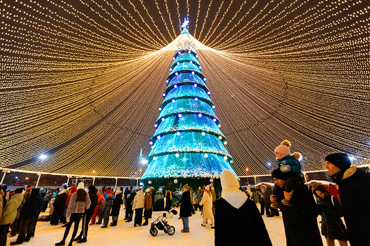 <span style="color: rgb(36, 36, 36);">Ищем новогоднее настроение у самой главной елки города — возле центра семьи «Казан»</span>
