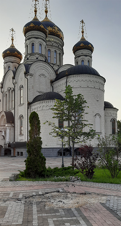 Православный храм в Горловке (Донецкая область). Отсюда — 1,5 — 2 км до линии боевого соприкосновения. На переднем плане — свежий след от ракеты ВСУ