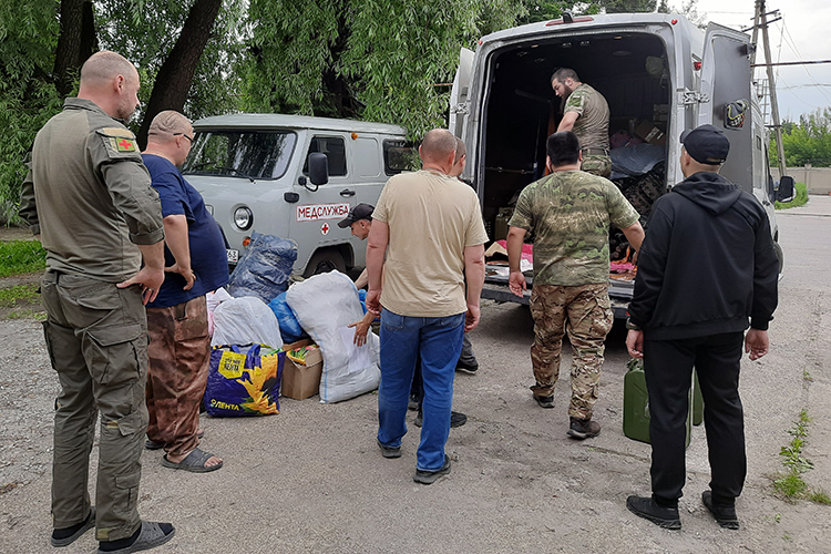 Разгрузка гумпомощи от военных священников на Донбассе